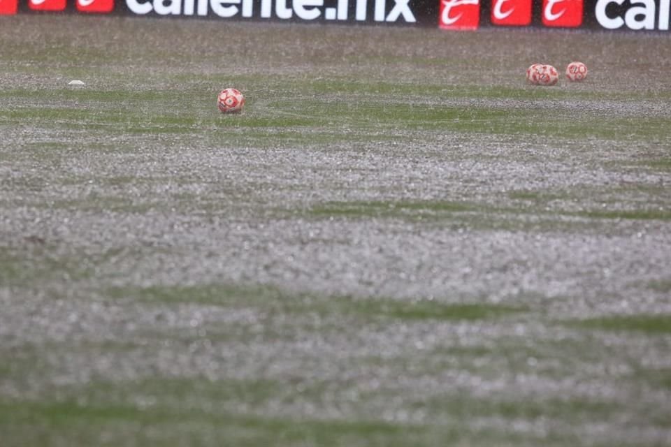 Reconoce FIFA la capacidad del Estadio AKRON para drenar de manera rápida y efectiva  el agua de la tormenta que azotó el miércoles, antes del juego contra Tigres.
