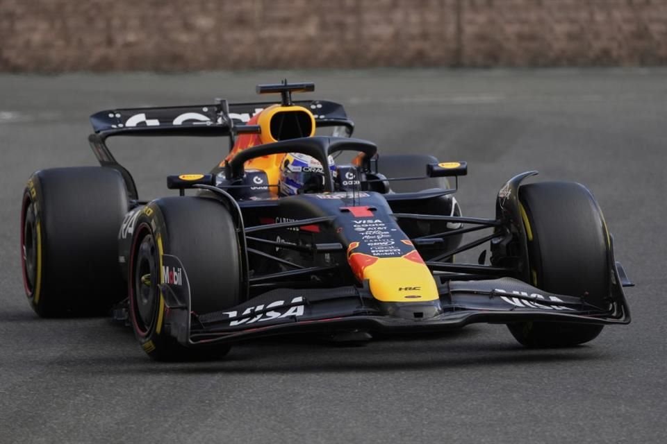 Max Verstappen consiguió la pole position para el Gran Premio de Azerbaiyán, clasificación que fue interrumpida por varias banderas rojas.