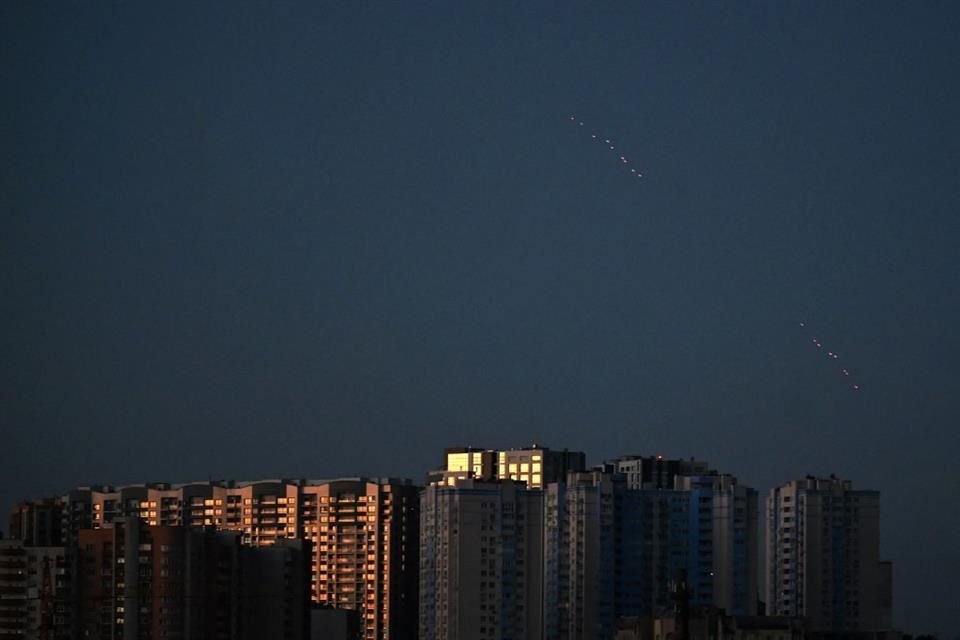 El Presidente de Ucrania, Volodymyr Zelensky, dijo que los ataques alcanzaron nueve regiones, incluidas Dnipropetrovsk, Mykolaiv, Chernihiv, Zaporiyia, Poltava, Kiev, Odesa, Sumy y Járkiv.