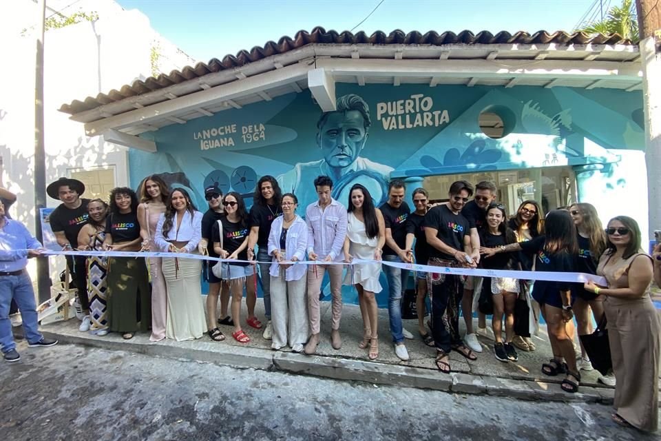 Puerto Vallarta reunió a figuras del cine y la televisión para inaugurar un mural, previo a la entrega del Ariel.