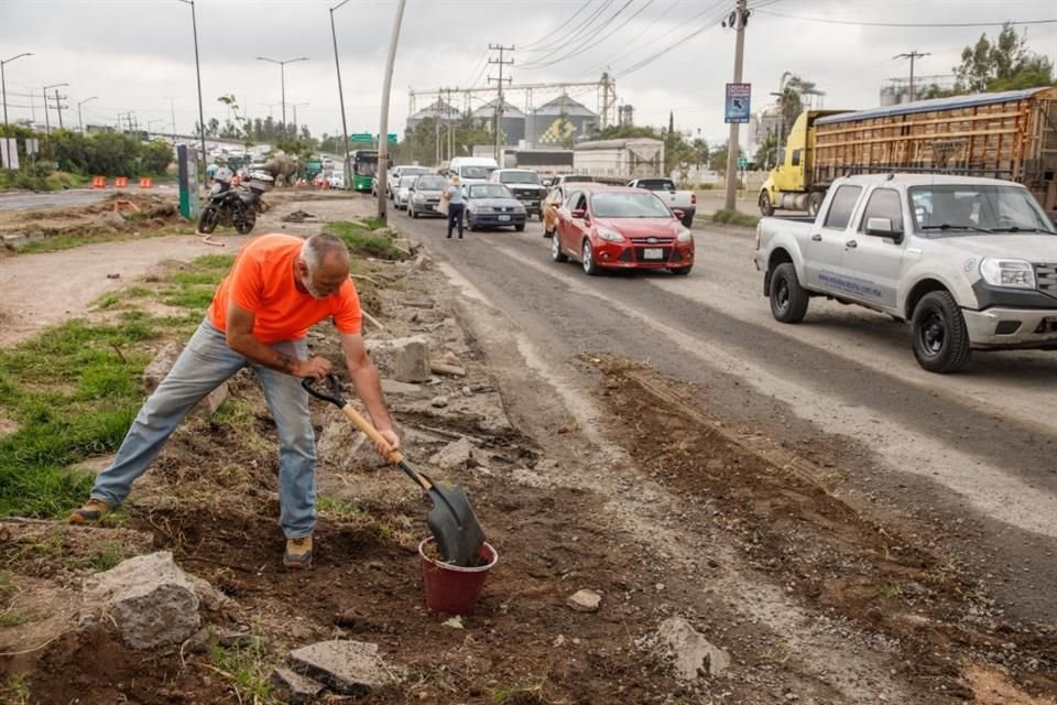 Vecinos de los fraccionamientos Real del Valle y La Arboleda, de Tlajomulco, se organizaron para tapar los baches de la Avenida Adolf Horn.