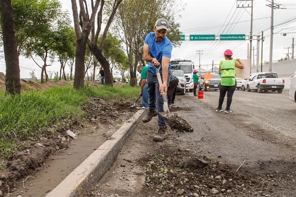 Vecinos de los fraccionamientos Real del Valle y La Arboleda, de Tlajomulco, se organizaron para tapar los baches de la Avenida Adolf Horn.