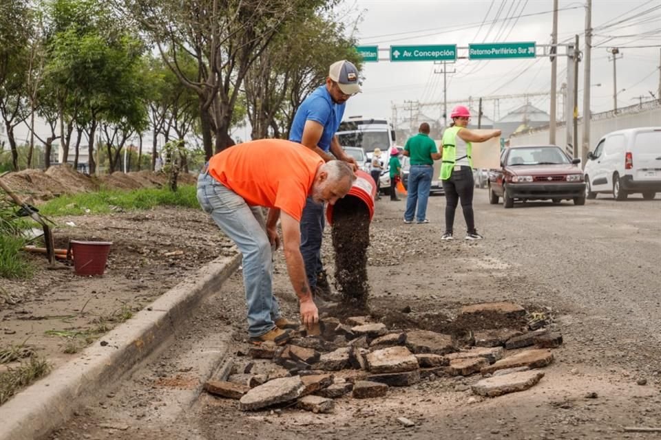 Vecinos de los fraccionamientos Real del Valle y La Arboleda, de Tlajomulco, se organizaron para tapar los baches de la Avenida Adolf Horn.