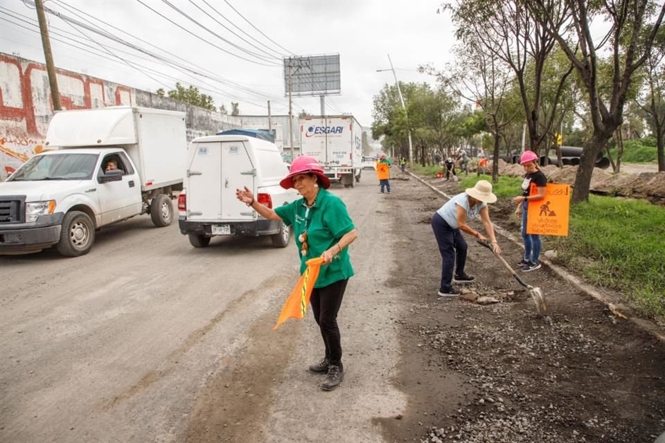Vecinos de los fraccionamientos Real del Valle y La Arboleda, de Tlajomulco, se organizaron para tapar los baches de la Avenida Adolf Horn.