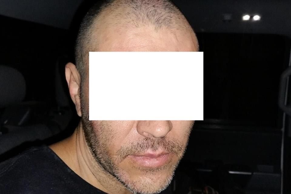Luego de amenazar a unos elementos de la Comisaría de Guadalajara, un hombre fue detenido en la Colonia División del Norte, la noche del viernes, donde le aseguraron un rifle y una subametralladora.