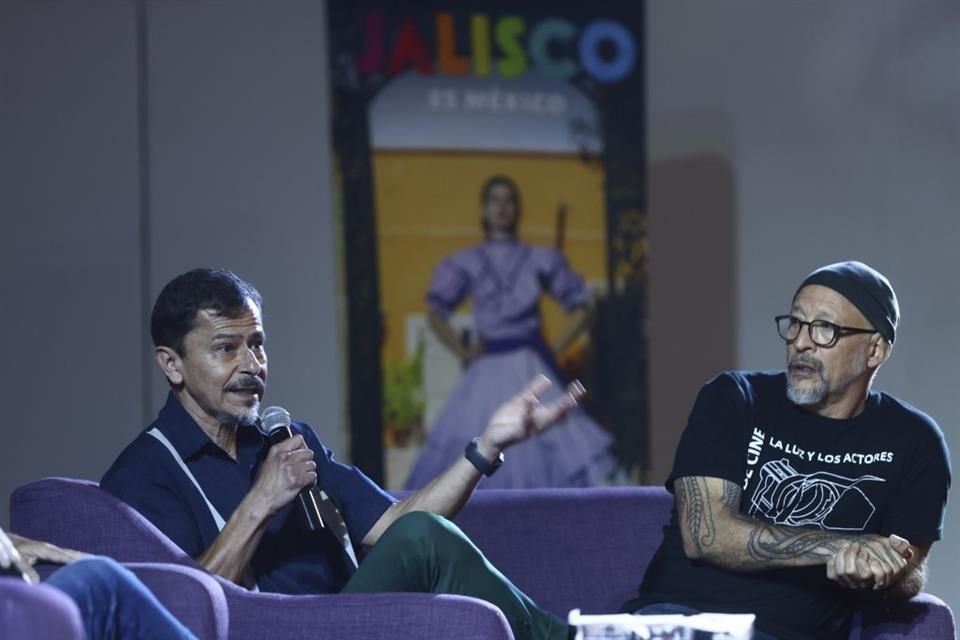 El actor Gustavo Sánchez Parra y Carlos Hidalgo, asistente de dirección, encabezaron una clase magistral sobre la película Amores Perros a 25 años de su estreno.