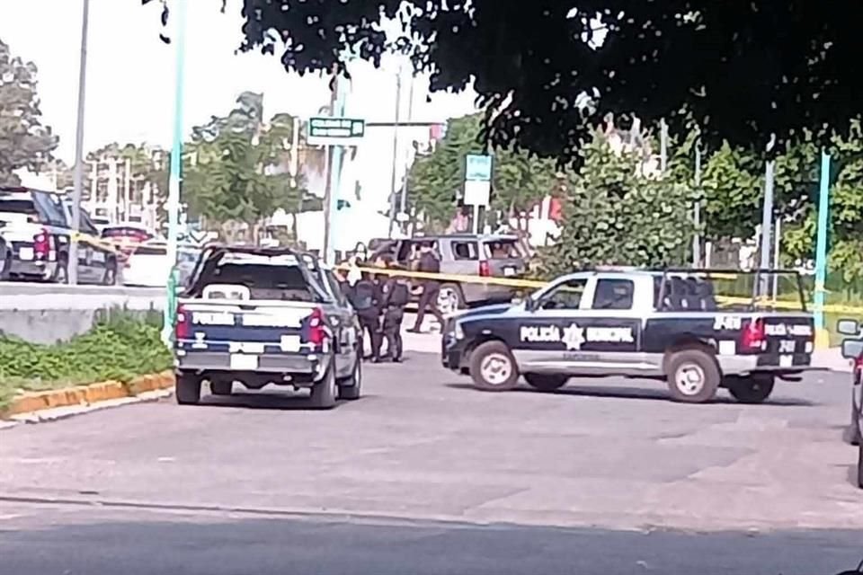 Un hombre con actitud violenta intentó arrollar a oficiales y disparar contra ello.