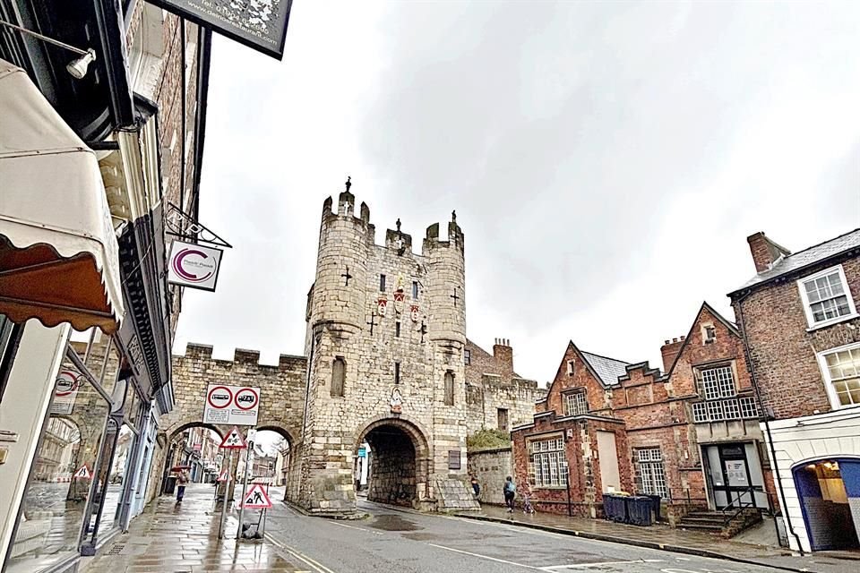 York, ciudad amurallada con callejones medievales, pubs y tiendas únicas, famosa por su vibra gótica y sus numerosos fantasmas.