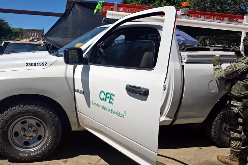 Autoridades decomisaron aproximadamente 300 kilogramos de metanfetamina en El Fuerte, Sinaloa.  La droga era transportada en una camioneta clonada con logotipos de la CFE.