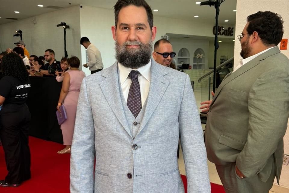 El actor Tomás Barreiro entre los actores de la alfombra roja de los Premios Ariel.