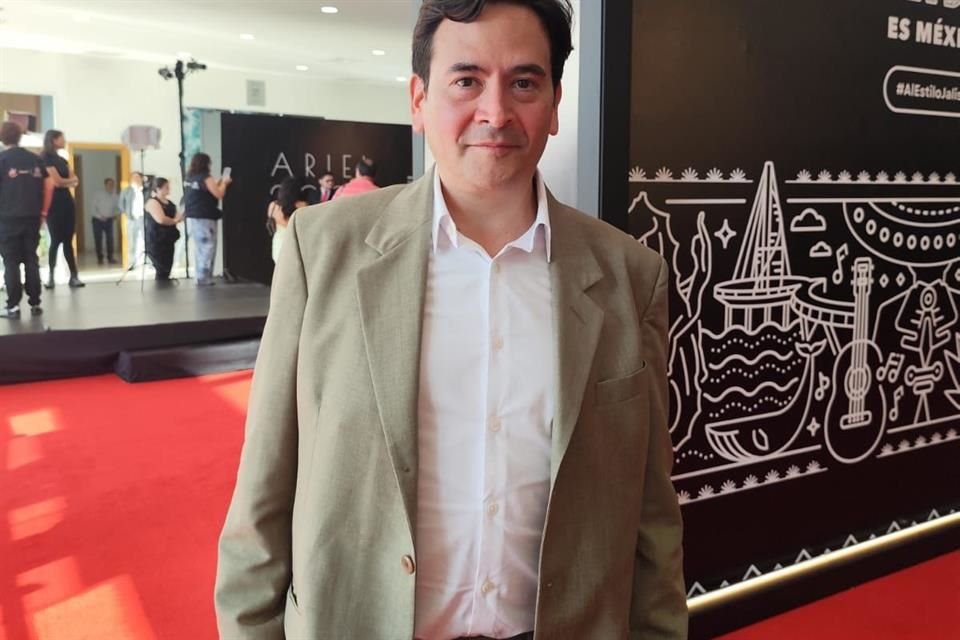 El actor Alejandro Andrade Pease presente durante la alfombra roja de los premios Ariel 2025.