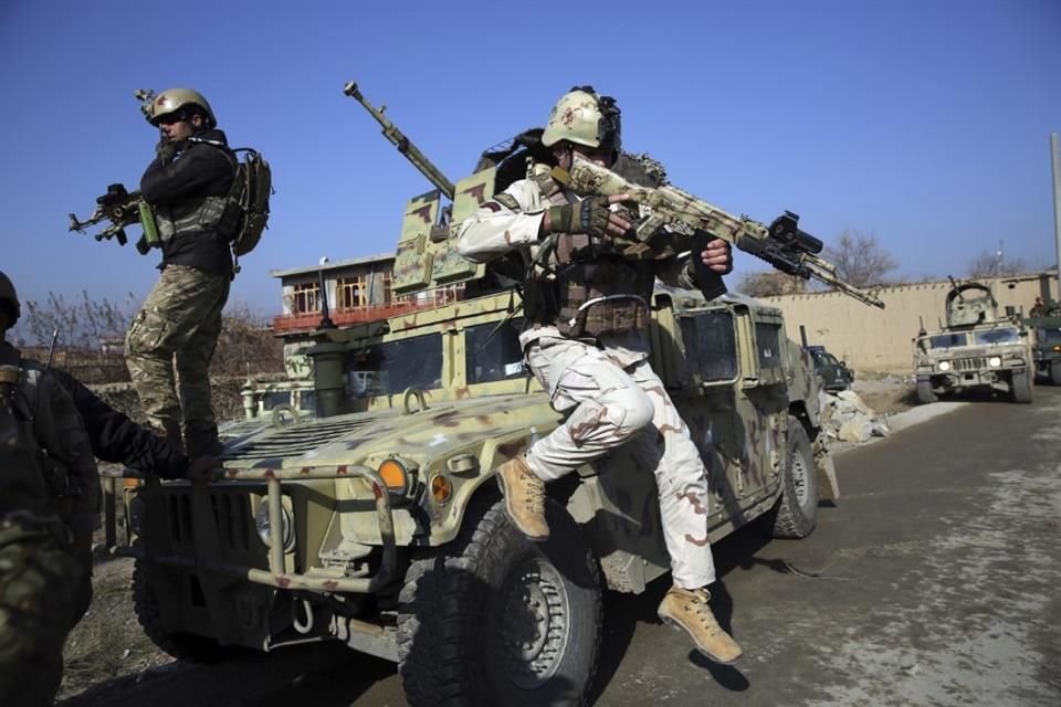 Personal de seguridad llega al lugar de un ataque cerca de la Base Aérea de Bagram, en la provincia de Parwan, Kabul, Afganistán.