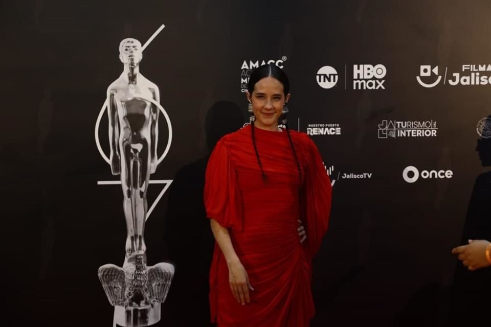 La actriz y cantante Ximena Sariñana desfile ante la alfombra roja en los Premios Ariel 2025.