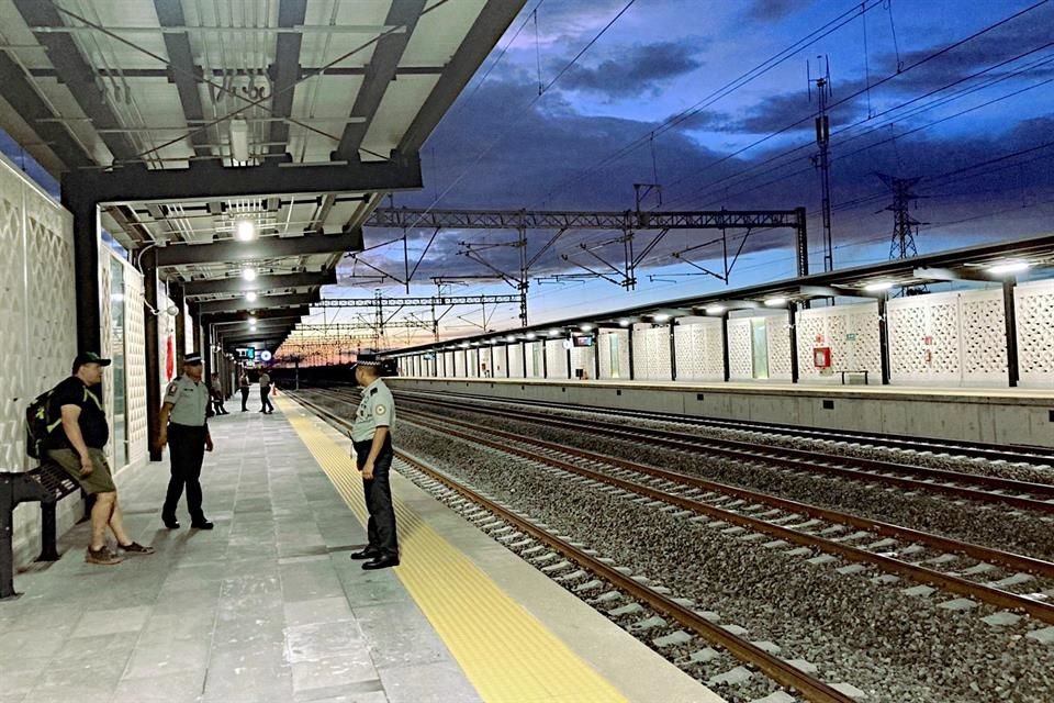 A ocho kilómetros del centro de Izamal, la estación del Tren se encuentra casi vacía. Incluso, escaleras eléctricas están bloqueadas por cintas de precaución.