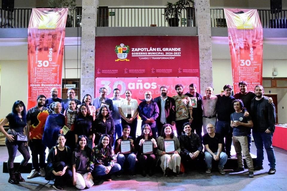 Reunión de participantes del taller de Ricardo Sigala para hablar de sus primeros 30 años en Zapotlán.
