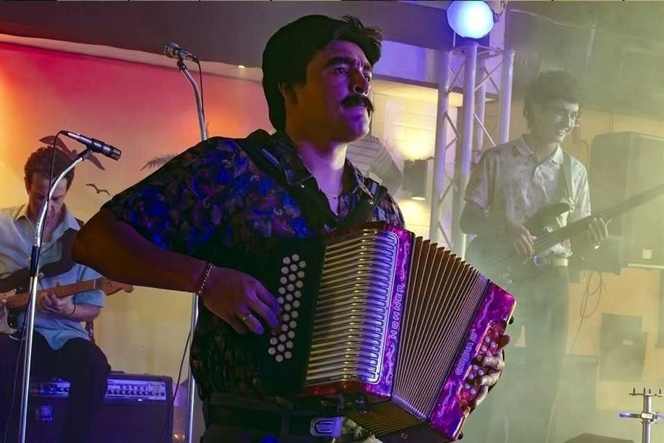 Celso Piña tendrá ahora también su película bajo la producción de Adán Pérez, quien contará la vida del acordeonista.