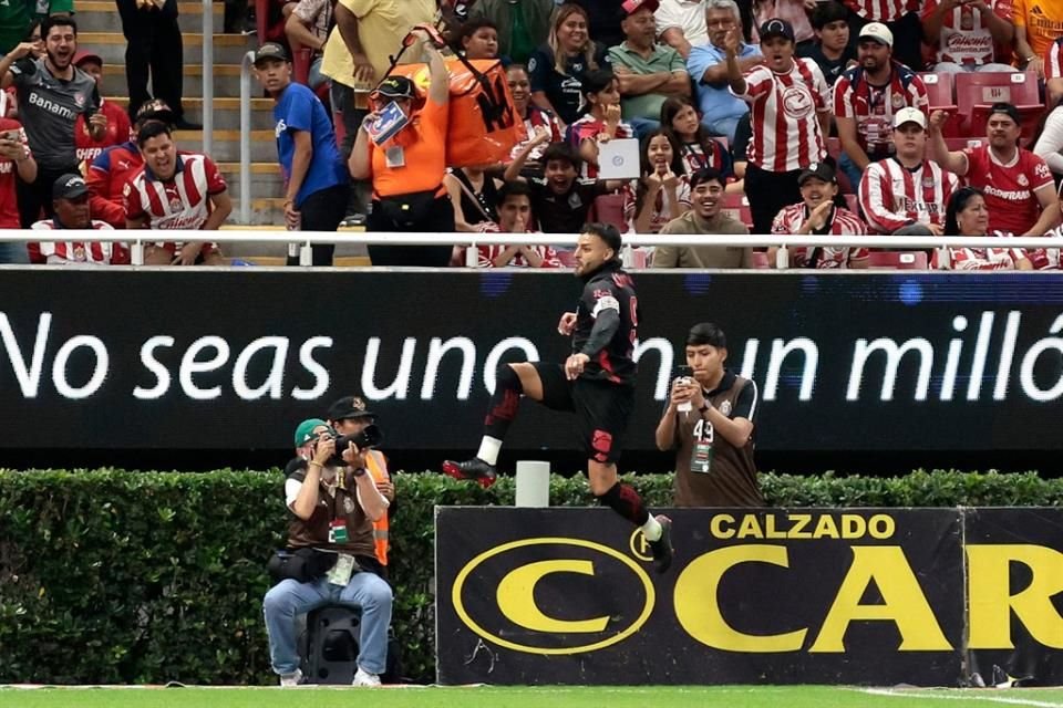 El festejo de Alexis por anotar en la casa del Rebaño.