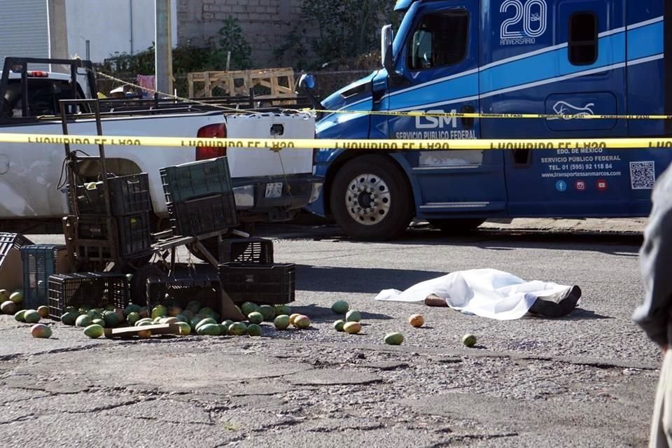 Un hombre murió tras ser atropellado por una camioneta pick-up en el cruce de las Calles Coyul y Chicalote, en la Colonia Comercial Abastos.