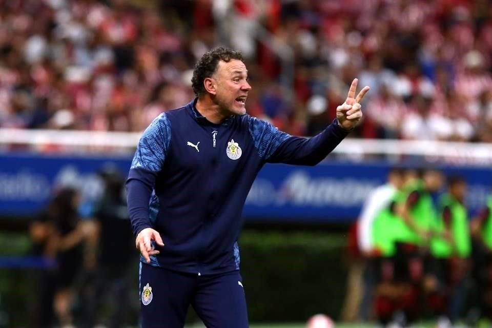 Gabriel Milito, director técnico de Chivas.
