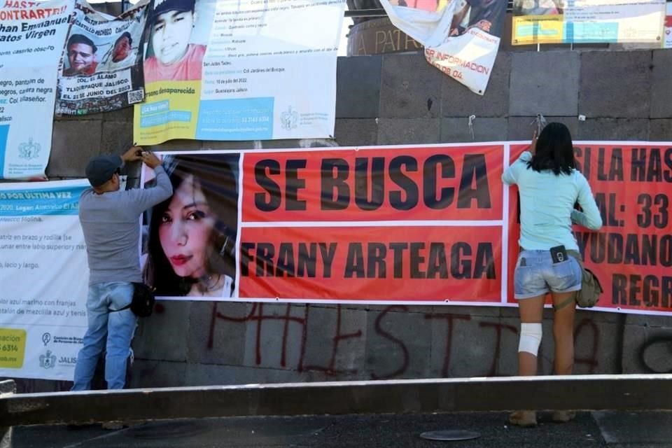 Amigos de Francisca Arteaga Mendoza colocaron lonas con su rostro en la Glorieta de los Desaparecidos para exigir su localización.