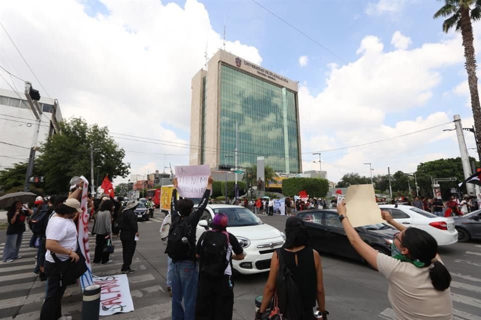Maestros del Frente Universitario por la Dignificación del Trabajo 'Alternativa Sindical Independiente' exponen peticiones a la Rectora.