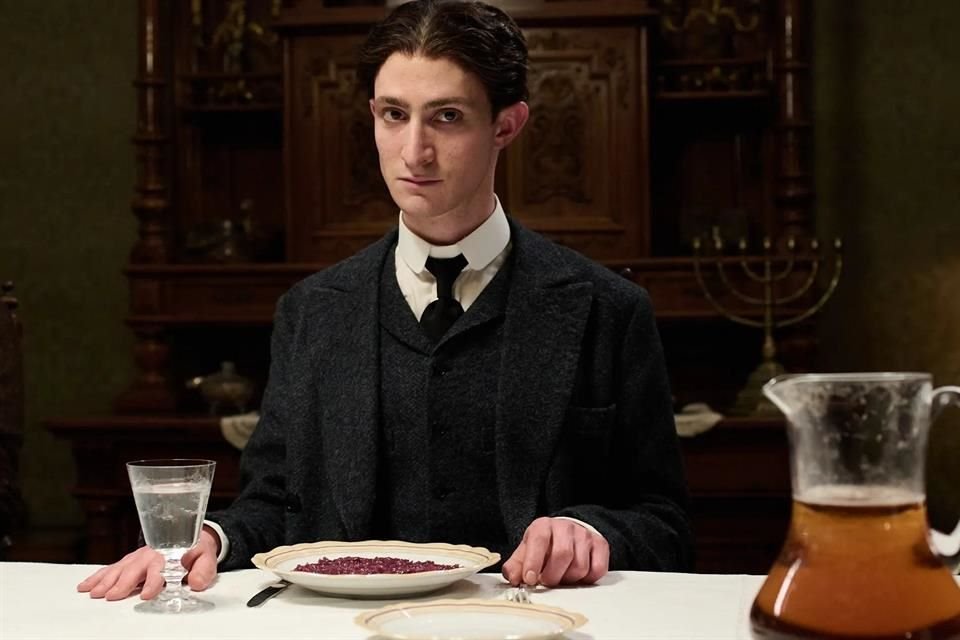 Kafka, interpretado por el actor alemán Idan Weiss, aparece en el filme como alguien huidizo y despistado, incapaz a ratos de mantener una conversación normal.