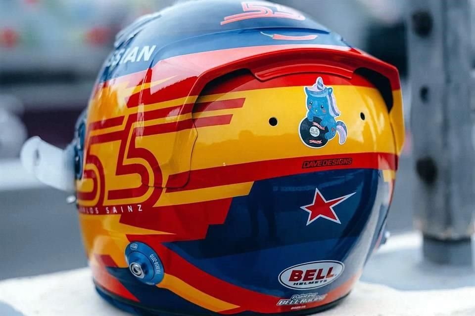 Carlos Sainz Jr cuenta con una particularidad en su casco, una estampa de un unicornio azul.