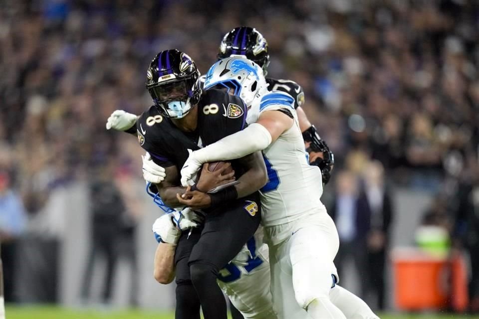 Lamar Jackson fue maltratado por la defensiva de Detroit. Terminó con tres pases para anotación.