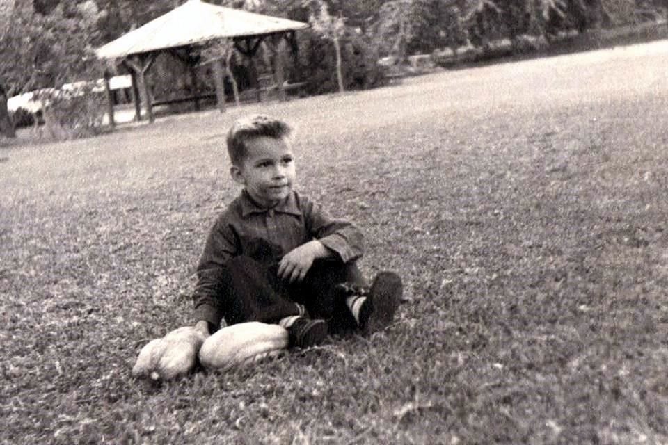 El pequeño Mauricio posando para las fotos.