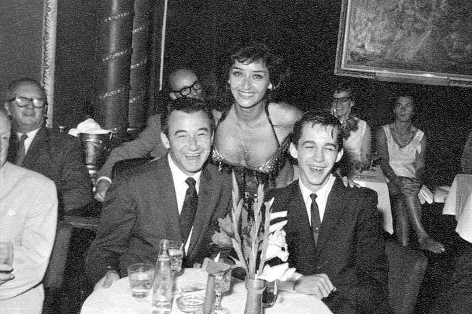 En 1966, en una escala por Estambul, Turquía, durante un viaje por Europa junto a su padre Alberto Fernández Ruiloba.