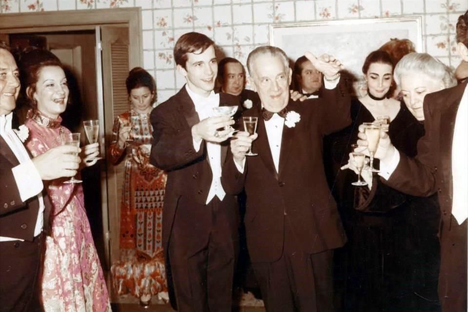 En un festejo, Mauricio aparece junto a su abuelo don Roberto Garza Sada.