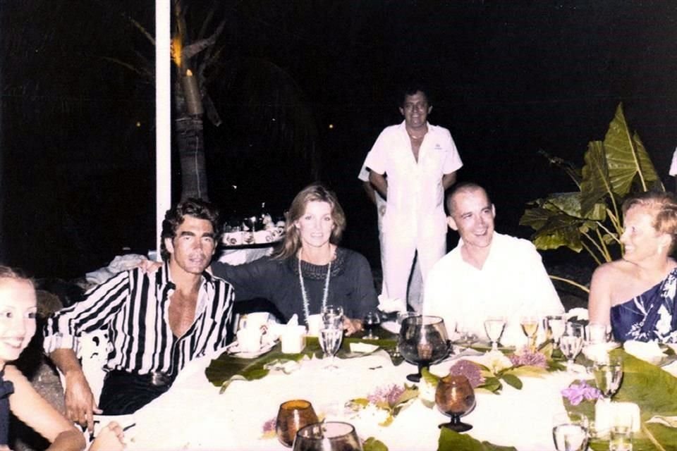 En Las Hadas, en Manzanillo, Colima, donde Mauricio fue director general, le organizó una fiesta a Priscilla Presley, quien fuera esposa del legendario Elvis Presley.