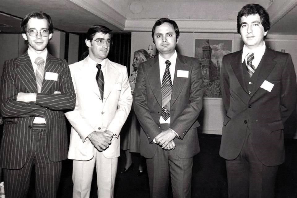 Mauricio aparece en esta foto con Jorge Vergara (der.), dueño de Omnilife y de las Chivas del Guadalajara.