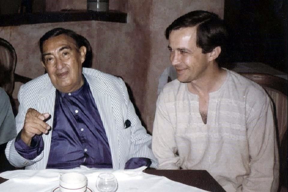 En una reunión con el legendario cantante Pedro Vargas.