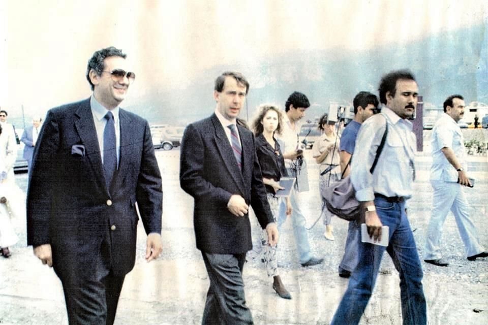 En 1989, siendo Alcalde de San Pedro, Mauricio Fernández acompañó a Plácido Domingo a un recorrido por colonias damnificadas por el Huracán Gilberto.