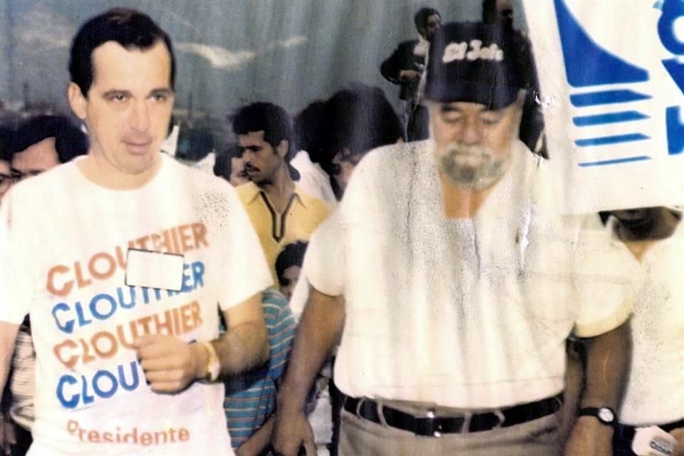 En un evento de campaña de Manuel Clouthier, quien fue candidato del PAN a la Presidencia de la República en 1988.