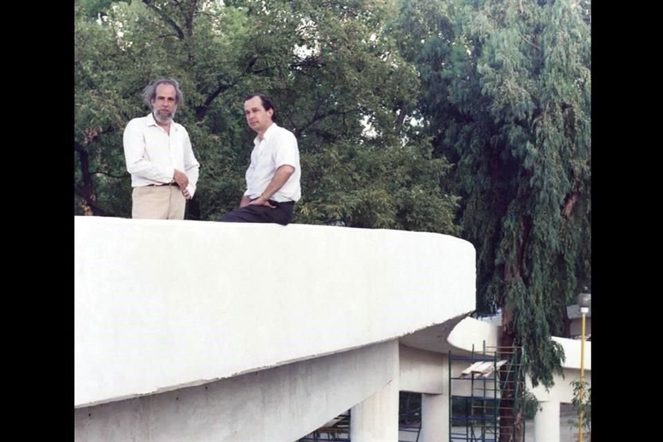 En el Paseo de los Duendes, junto al creador de esta obra, Fernando González Gortázar.