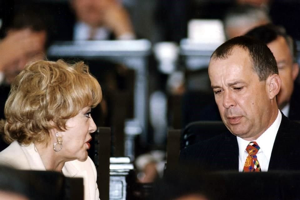 Durante su época como Senador por NL dialoga con la actriz, y entonces Senadora, Silvia Pinal.