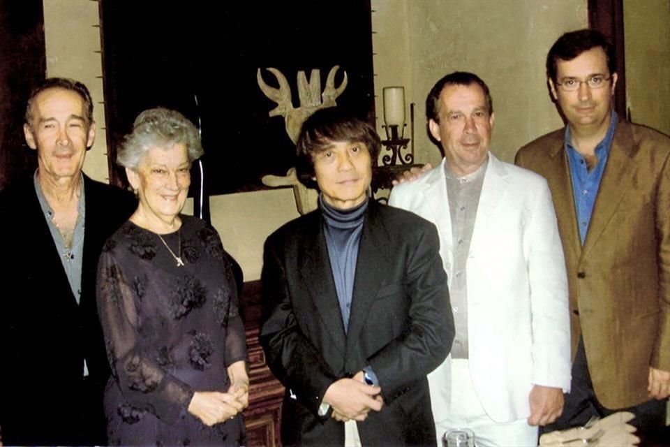 Mauricio con su madre, sus hermanos y el arquitecto japonés Tadao Ando, diseñador del Centro Roberto Garza Sada ubicado en la UDEM.