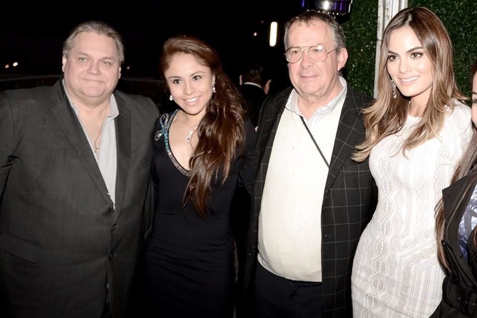 Junto a la Miss Universo Ximena Navarrete, la raquetbolista Paola Longoria y el empresario Carlos Bremer.