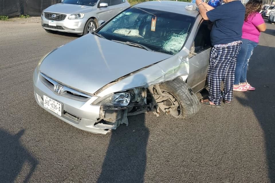 Con lesiones y una fractura expuesta terminó un motociclista que conducía sin casco y se impactó con un automóvil en la Colonia Santa Cruz de las Flores, en Tlajomulco.