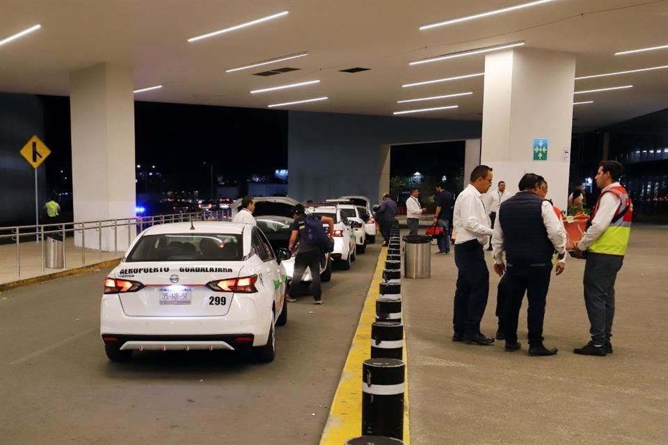 Reconoce Crecimiento y Desarrollo Económico de Jalisco molestias temporales por obras en Aeropuerto, que retrasan traslados de taxis.