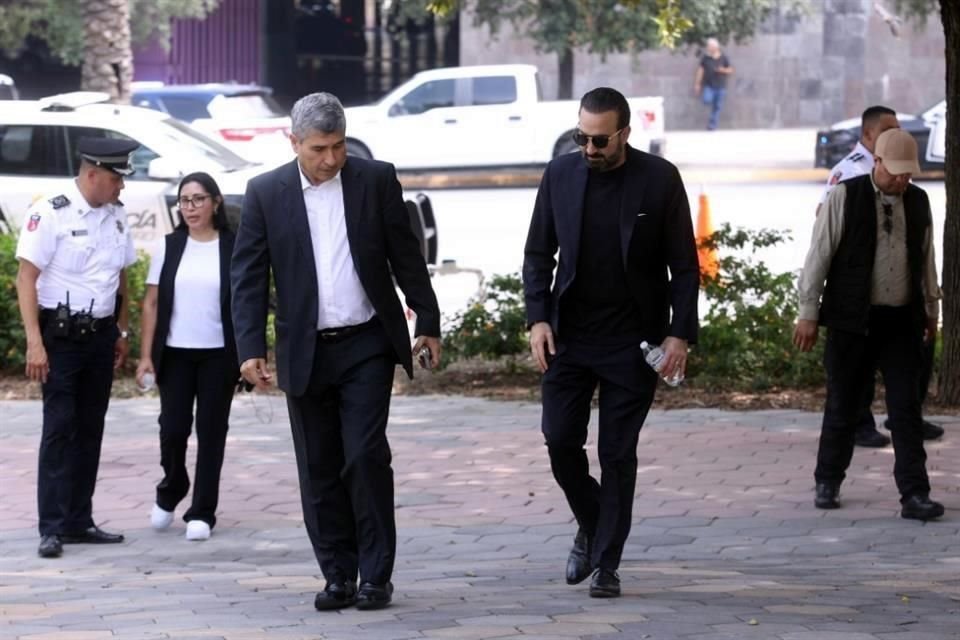 Durante la ceremonia, Mauricio Farah, Secretario del Ayuntamiento y encargado de la Administración, dijo que el equipo de trabajo se queda con la tarea de honrar el el amor que tenía Fernández por el municipio, el Estado y el País. 