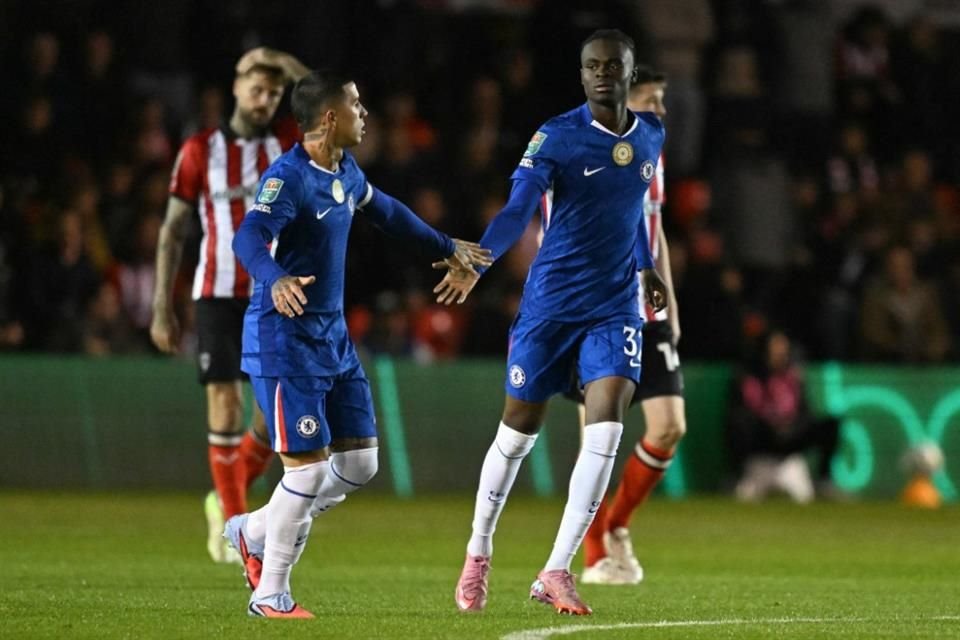Tyrique George (der.) marcó uno de los goles de los Blues.