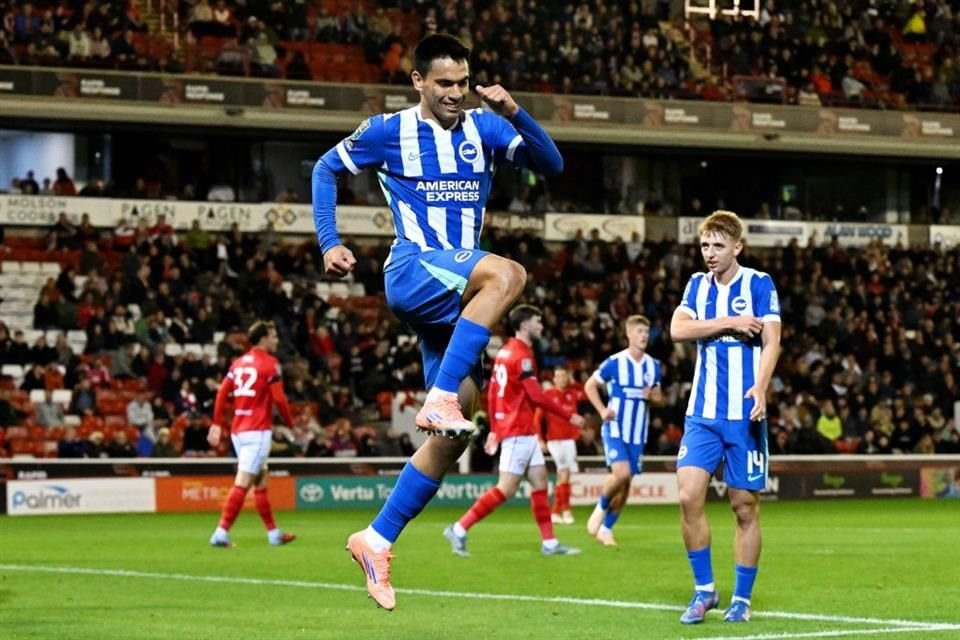 El paraguayo Diego Gómez celebra uno de los cuatro goles que marcó con el Brighton.