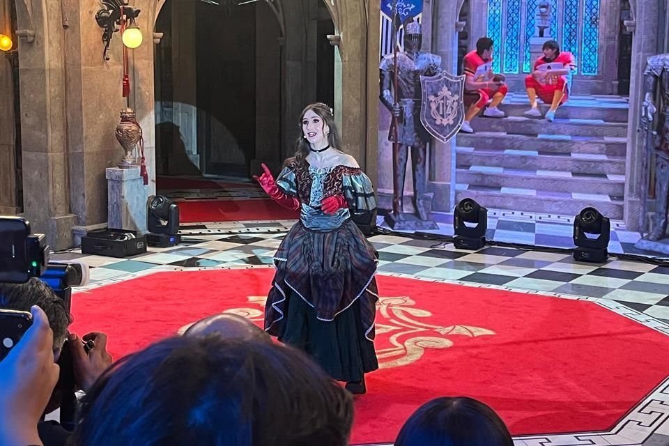 La presentación, conducida por Nashla Aguilar, tuvo lugar en un foro de Televisa San Ángel convertido en un laberinto de humo, telarañas y sorpresas.