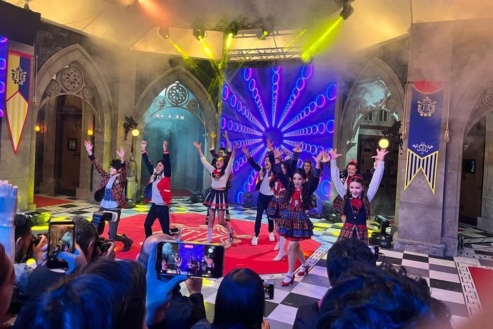 Durante la presentación, el elenco juvenil interpretó el tema oficial de la serie, 'Quién Soy', previo a la proyección del primer capítulo dirigido por Leticia Amezcua.
