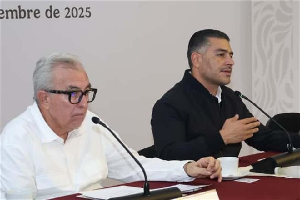 Rubén Rocha (izquierda), Gobernador de Sinaloa, sostuvo un encuentro con Omar García Harfuch (derecha), titular de la SSPC, con quien habló temas de seguridad en hospitales.