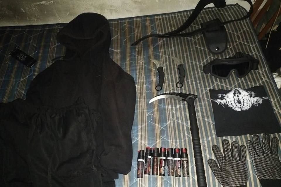 El presunto asesino, de 19 años, publicó las armas y la ropa que habría usado para cometer el crimen.