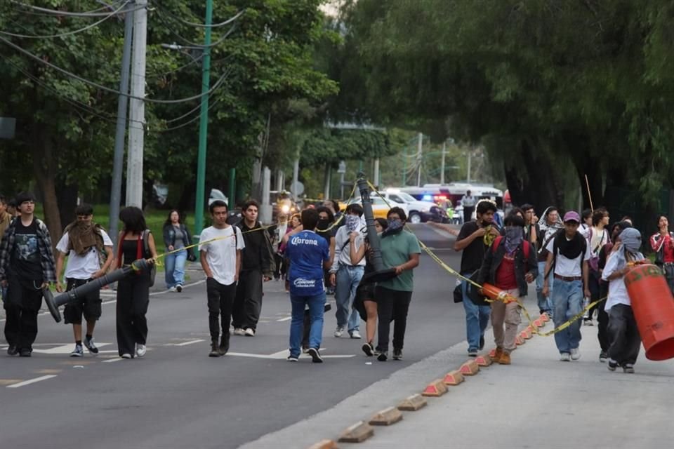Decenas de estudiantes, padres de familia y docentes se manifestaron por el homicidio del alumno del CCH Sur.